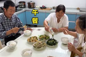 农村婆媳俩做午饭，简简单单四个农家菜，今天的凉拌豆腐真不错视频封面