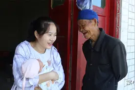 四世同堂，80多岁爷爷终于见到小重孙，笑得合不拢嘴，满眼都是爱视频封面