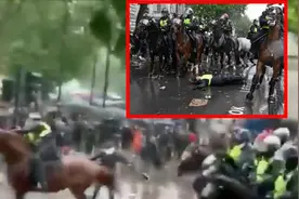 英国抗议现场暴冲突：骑警撞上红绿灯摔落在地，马自己跑了…视频封面