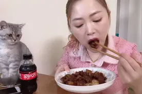 北漂妹子有多爱吃肉，红烧肉一次能吃一大盘，这么吃不腻吗？视频封面