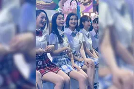 美女和她闺蜜穿着JK，这到底是几倍快乐啊视频封面