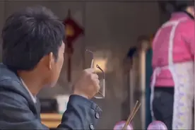 追凶者：张译街头吃米线这段，据说纳入北影教科书，经典中的经典视频封面
