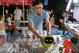一个10年地摊老兵的地摊赚钱攻略！附：卖什么最赚钱视频封面