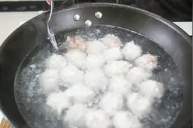 小厨教你在家做生汆肉丸，口感就是不一样，做法原来如此简单视频封面