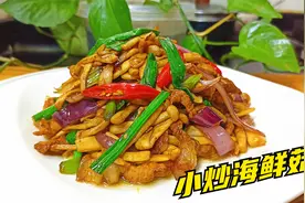 海鲜菇很多人只知道烧汤，其实炒来吃更香，但是要做好却有窍门视频封面