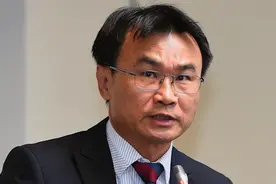 民进党高官为“美国毒猪”辩护：猪吃“瘦肉精”好比人吃保健品视频封面