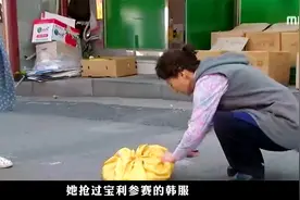 这个母亲太狠毒了，亲生女儿做衣服不如养女，就把养女衣服剪烂视频封面