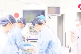 全国首例！上海完成AI人眼追踪裸眼3D腔镜手术：画面跟着眼神走视频封面