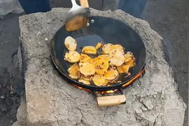 用老干妈代替豆瓣酱？阿刀做了道干锅土豆片，软糯可口真下饭！