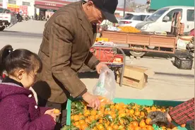 农村爷爷带孙女去理发，理完发看看给孙女买了啥？孙女开心不得了视频封面
