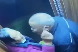 银发爷爷电梯内宠溺亲吻老伴，奶奶提蔬菜害羞指有监控，画面超甜视频封面