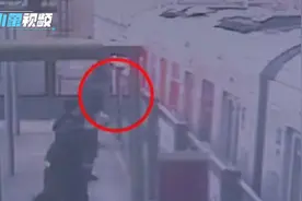 上海地铁站一名男工程师突然晕倒，站务人员上演10秒紧急救援视频封面