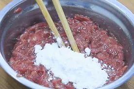 牛肉怎样上浆才滑嫩，原来腌制有技巧，顺序和过程不要做错视频封面