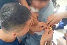 驻马店一男童遭玩具“咬手”，手指肿胀流血，哭声撕心裂肺视频封面