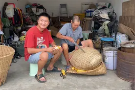 虽然家蒙在外面是个潇洒靓仔，但是回到家，还是得帮爷爷搬玉米视频封面