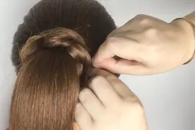 过了四十的女人，这样编花苞头，端庄优雅显年轻视频封面