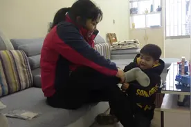二流子5岁儿子挑了两双袜子，亲自给妈妈穿在脚上，身心倍感温暖视频封面