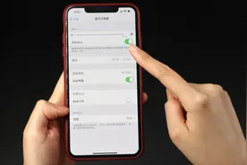 手机屏幕亮度一定要调对，不然视力越来越差，迟早都会成为近视眼视频封面