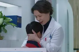 儿科医生：孩子有啃手的怪病，全国各地看不好，没想到病因在妈妈视频封面
