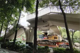 现场视频！南宁一牵引车与天桥发生碰撞致桥体移位视频封面
