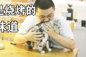 听说咬住猫的后脖颈，能轻松给猫剪指甲。视频封面