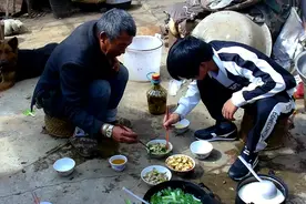 农村大叔独居多年生活艰苦，小伙去看望他给他做顿饭一起吃视频封面