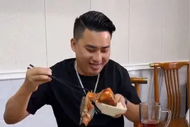 第一次带男朋友去吃饭，没想到是这样的，你们身边有这样的人吗？视频封面