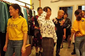 当爸的给佳玲买新衣服，第一次感受到父爱，洋溢出了幸福的笑容视频封面