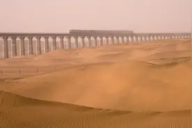 中国建造和田至若羌铁路，全长825公里，盘踞在沙漠里的一条巨龙视频封面