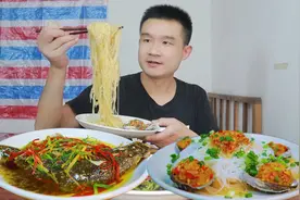 小伙在家吃豪华海鲜大餐，1斤多宝鱼加鲍鱼，2个硬菜当饭吃太馋人视频封面