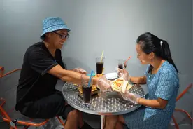 何其有幸，年岁并进，日子不慌不忙，我们来日方长，老婆生日快乐视频封面