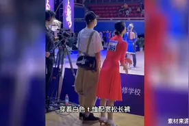 文章陪女儿参加舞蹈比赛，新女友疑现身，被指与马伊琍避免合体视频封面