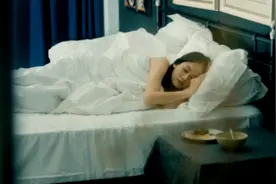 影视：女神刚离婚，没睡醒前男友就把行李搬到她家，箱子打开看傻视频封面
