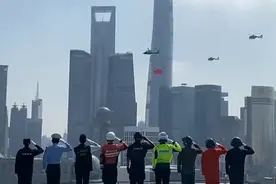 直升机挂国旗巡飞黄浦江：公安代表庄严敬礼 蔚为壮观引游客赞叹视频封面