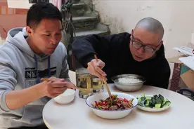 一斤鱿鱼须爆炒洋葱，小伙吃得满头大汗，直呼过瘾！视频封面