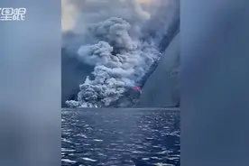 意大利斯特龙博利火山喷发 浓烟滚滚场面壮观！视频封面