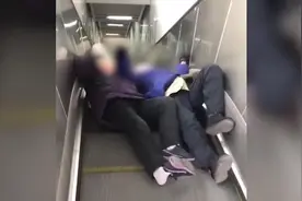两老人坐电梯双双摔倒被好心女子扶起 当事人：没考虑太多视频封面