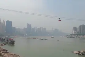 重庆索道缆车突然停半空不动了，赶紧拿手机拍下来，发生了什么？视频封面