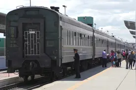 中国有现代化列车，为什么经过蒙古去俄罗斯，还使用绿皮车火车？视频封面