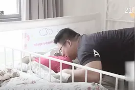 爸爸带娃真奇葩，带孩子玩竟咬孩子，怪不得孩子喜欢去咬人！视频封面