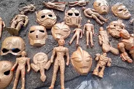 散落一地的奥特曼，身上沾满了泥巴，快让我们帮他们清理一下吧！视频封面
