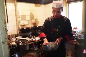 大叔改良锅包肉，用鱼肉做原料酸甜可口，30平小店天天爆满视频封面