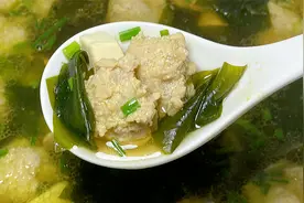 裙带菜可不是海带！我们家一周安排两次这个肉丸汤，孩子一口喝干视频封面
