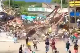 哥伦比亚斗牛场看台坍塌瞬间曝光：观众从高台跌落 现场惊叫不止视频封面