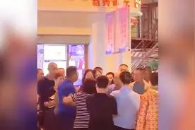 三亚一家餐厅拒绝接待中国人拒收人民币？网友顿时怒了视频封面