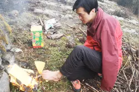 男儿膝下有黄金，无臂陈兹方除夕用脚给父亲上坟，看完满满的感动视频封面