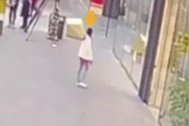女子逛街被包包吸引挪不开目光 撞上玻璃致鼻子骨折视频封面
