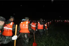 七省连夜驰援！河南洪灾牵动14亿人的心，紧要关头，解放军来了视频封面