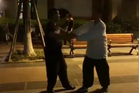 太极雷雷和师父罗宇在街上演，交谊舞版太极推手视频封面