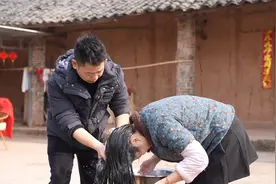 燕子的手这两天受了伤，老公帮忙给她洗头，还炒了她喜欢的菜视频封面